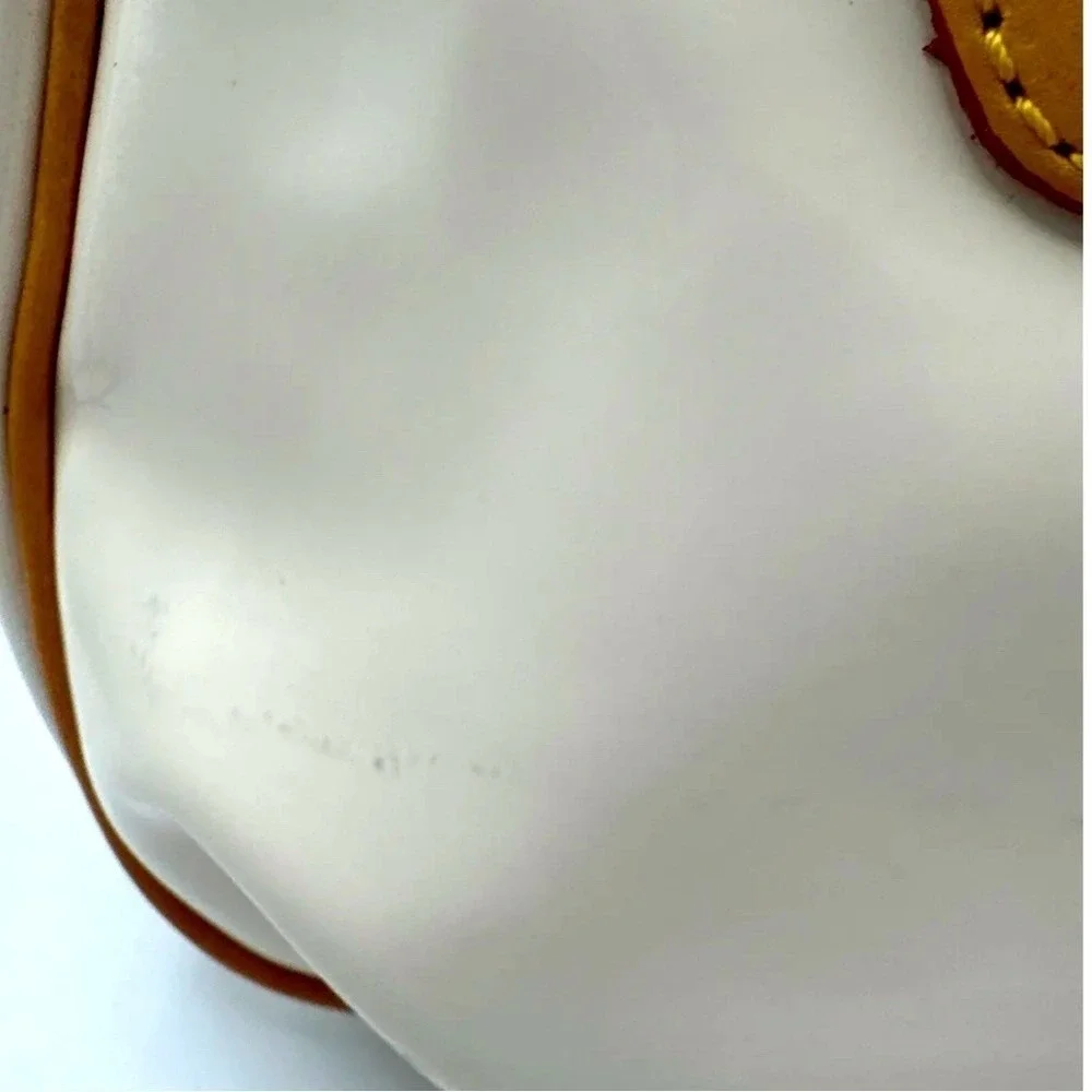Dooney‎ & Bourke Cream Patent Leather Crossbody Bag Tan Trim Hobo Vintage 21-18